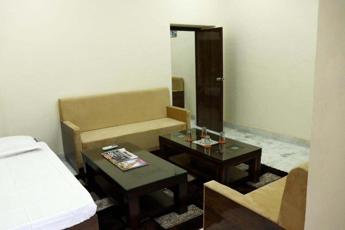 Hotel King Edward Memorial 50 Mtrs from Railway Station - Housity