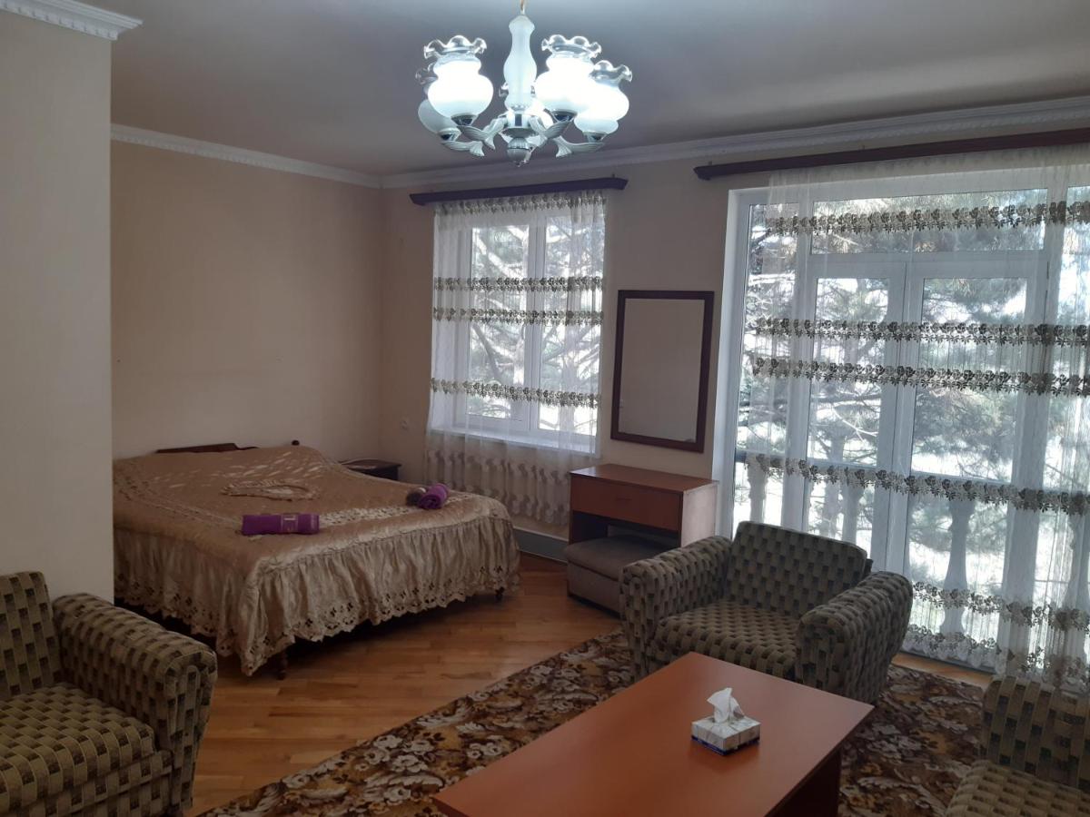 LORI CANYON - Housity