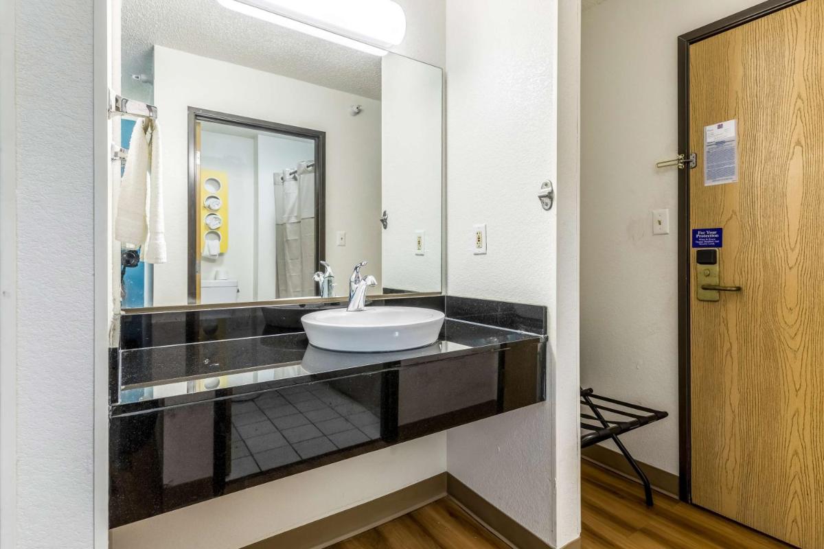 Motel 6-Indianapolis, IN - Southport - Hizvo