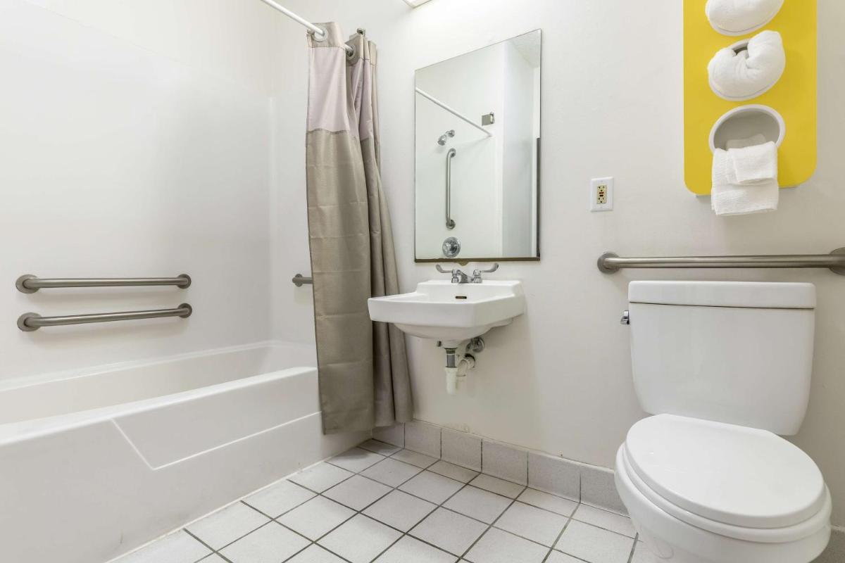 Motel 6-Indianapolis, IN - Southport - Hizvo