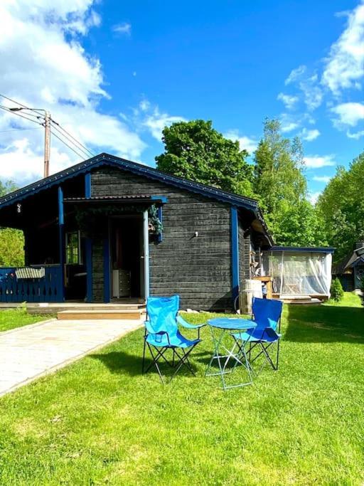 StugaNäraKungsberget - mysig stuga med kamin, grillkåta och vedbastu - Housity