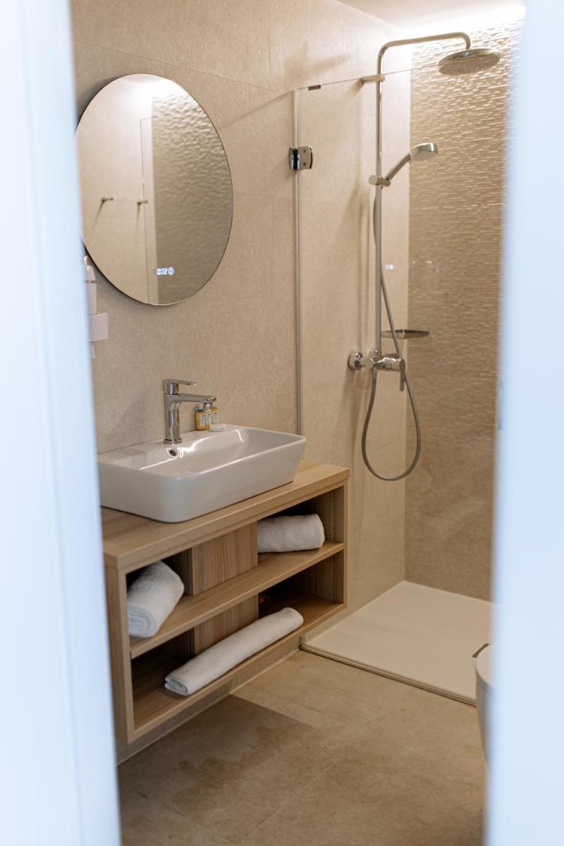 Un baño de Portomar Apartments - 4-Star Superior Hotel