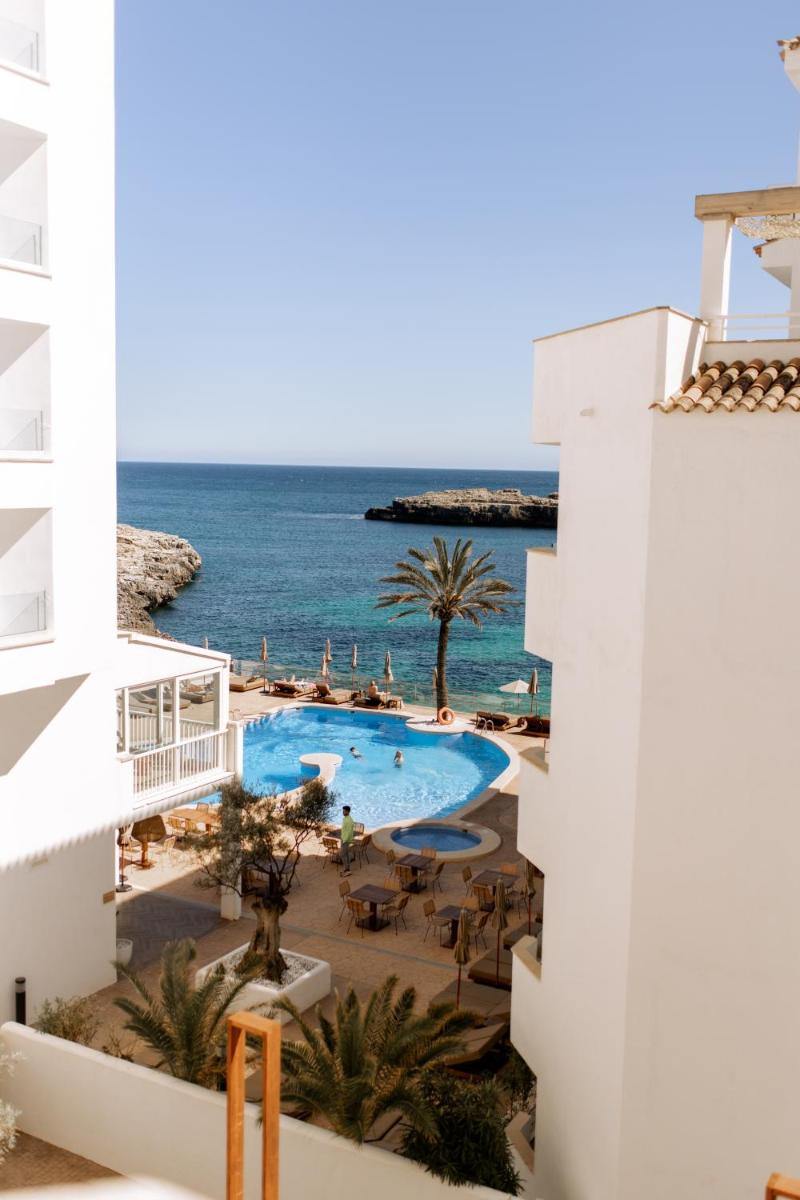 Una vista del océano desde el balcón de un hotel. en Portomar Apartments - 4-Star Superior Hotel, en Portocolom