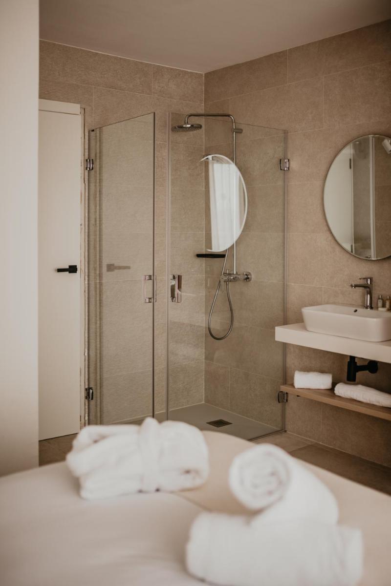 Un baño de Portomar Apartments - 4-Star Superior Hotel