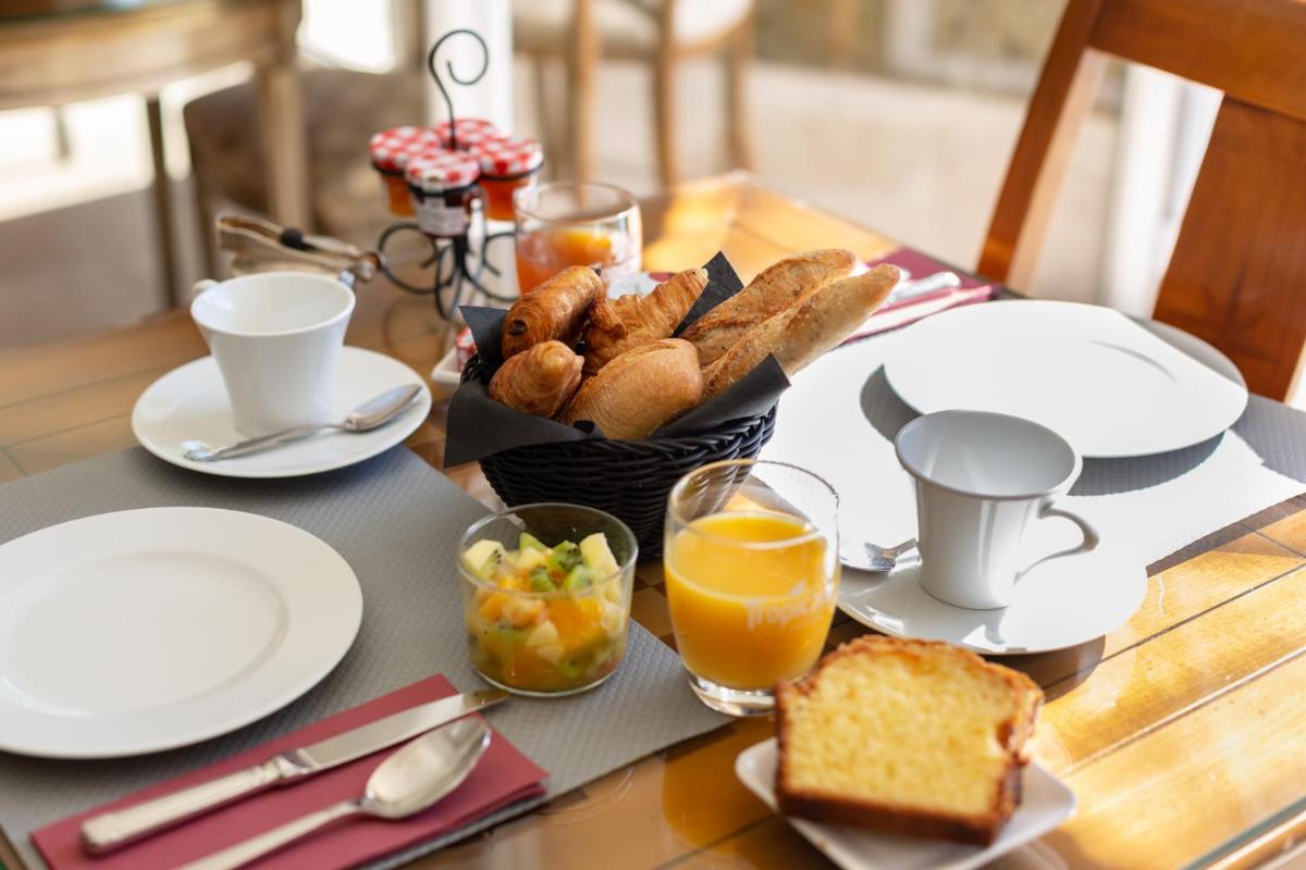 Options de petit-déjeuner proposées aux clients de l'établissement Demeures & Châteaux Hôtel Domaine le Clos des Fontaines