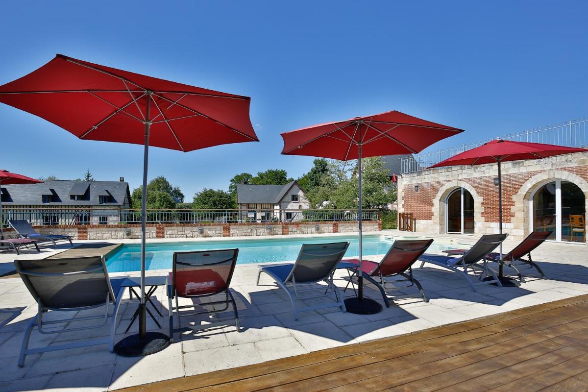 Piscine de l'établissement Demeures & Châteaux Hôtel Domaine le Clos des Fontaines ou située à proximité