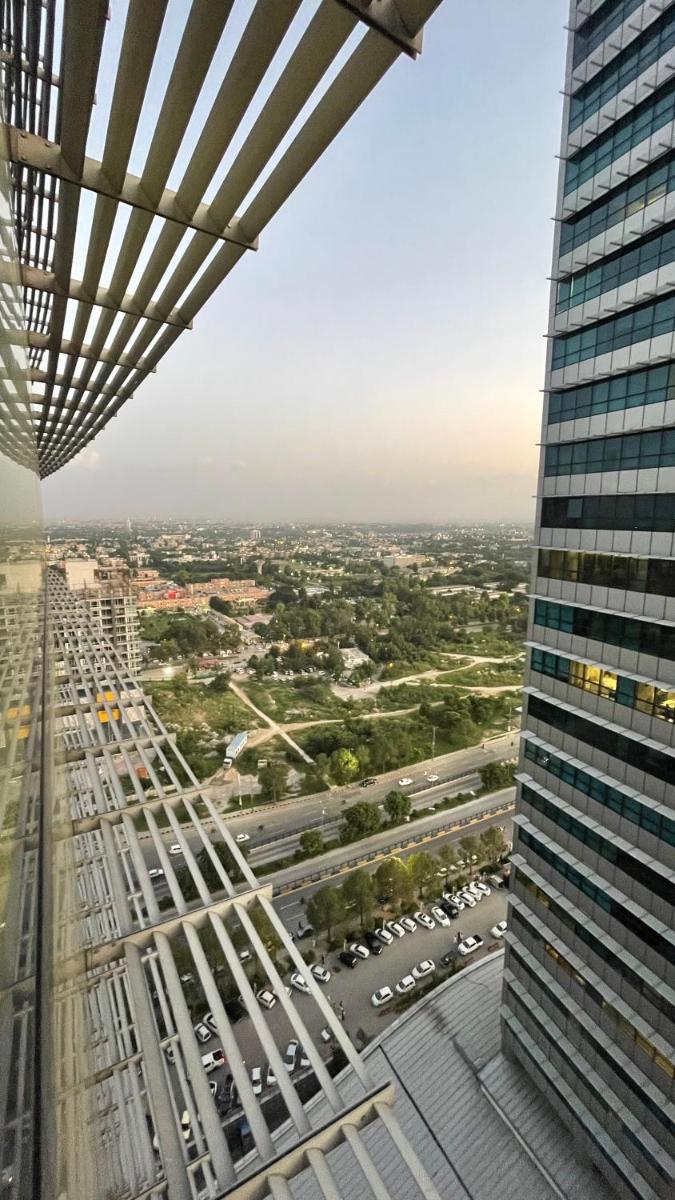 Suitetrails - Luxury Apartment with City Skyline View