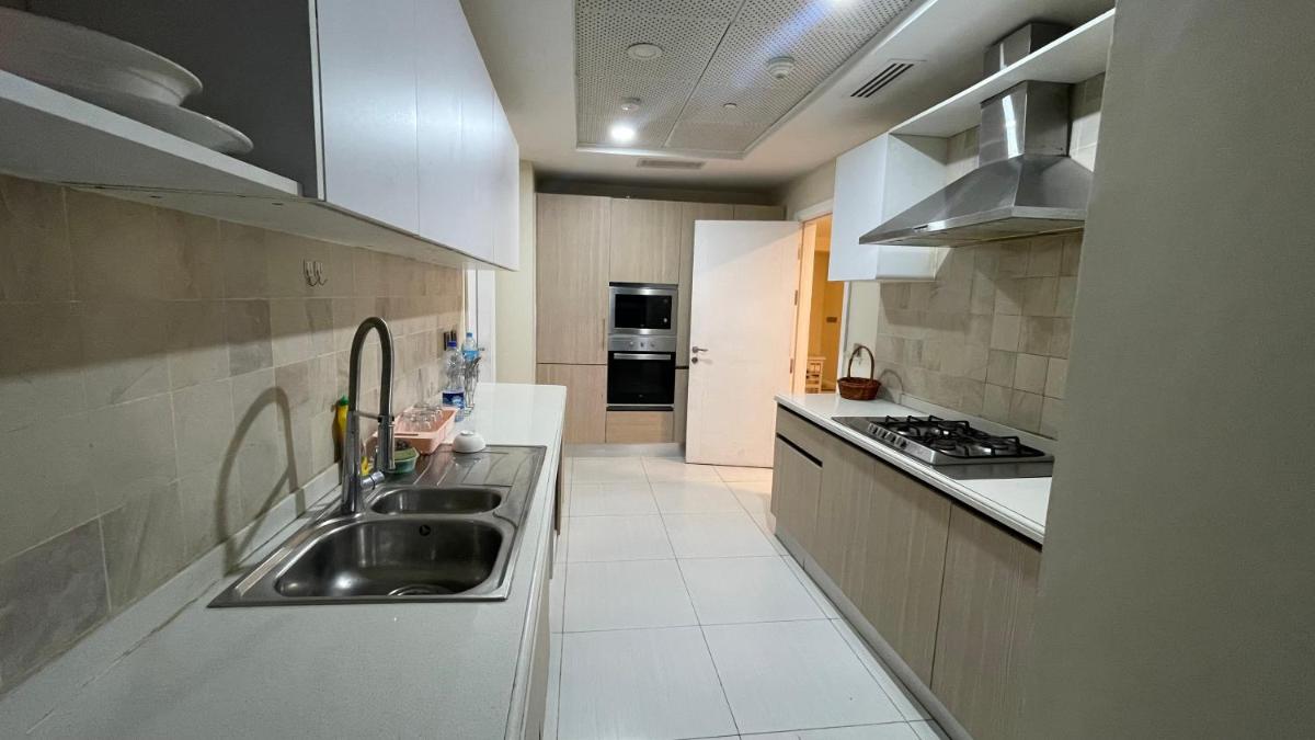 Suitetrails - Luxury Apartment with City Skyline View