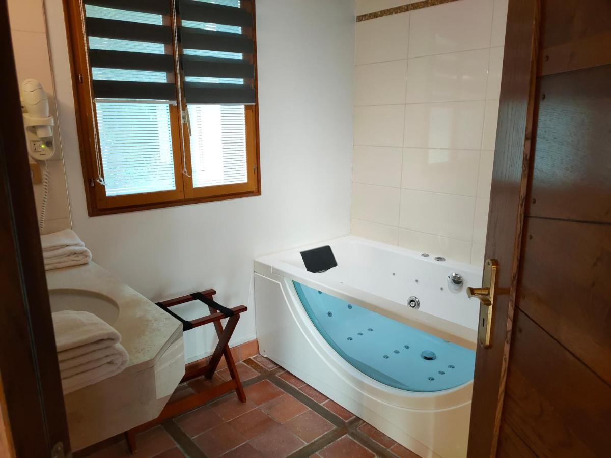 Salle de bains dans l'établissement Demeures & Châteaux Hôtel Domaine le Clos des Fontaines