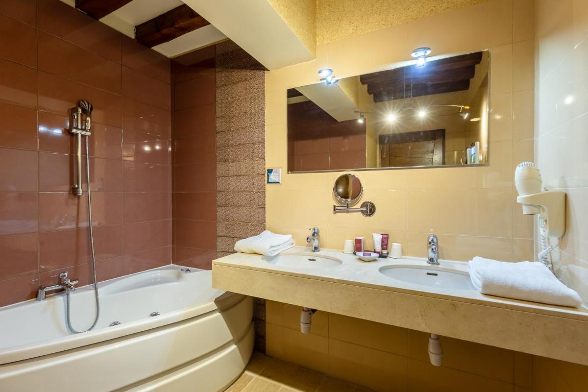 Salle de bains dans l'établissement Demeures & Châteaux Hôtel Domaine le Clos des Fontaines