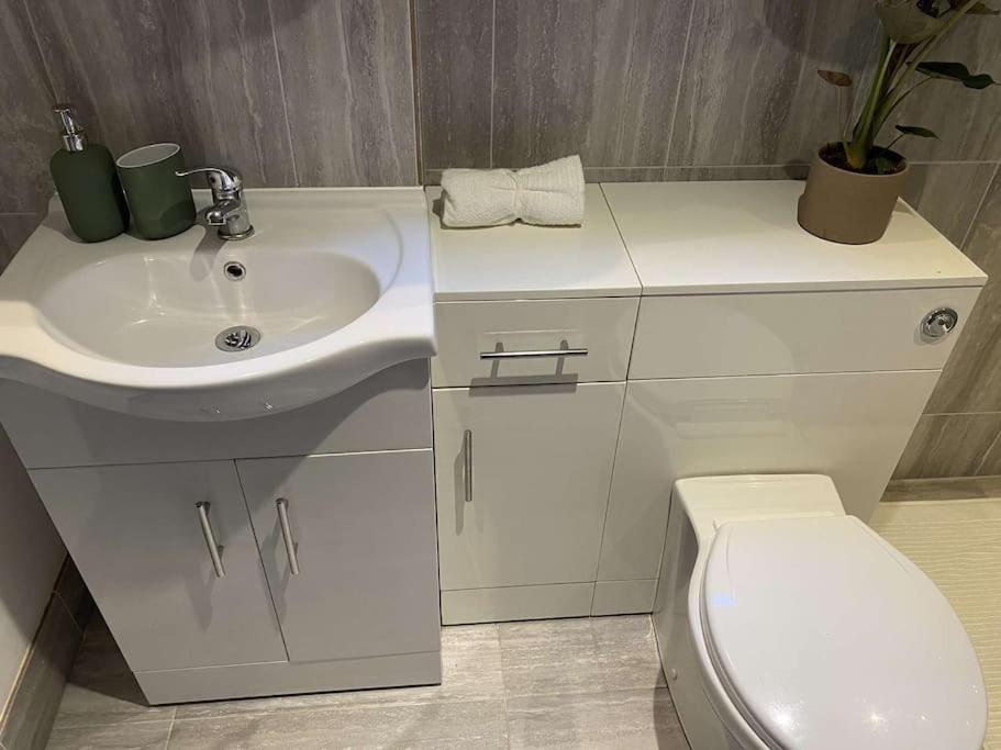Cosy 1 bedroom country lodge with free parking - Housity
