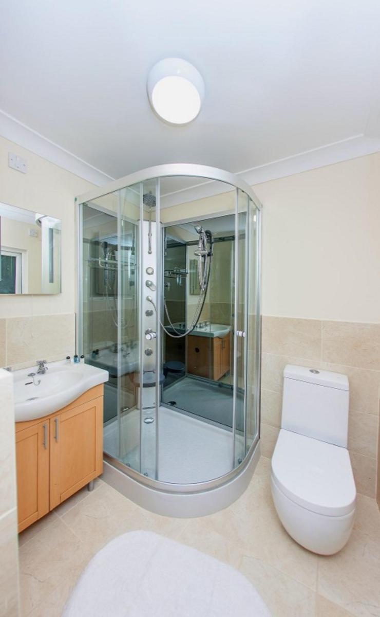 Riverside Hotel - Housity