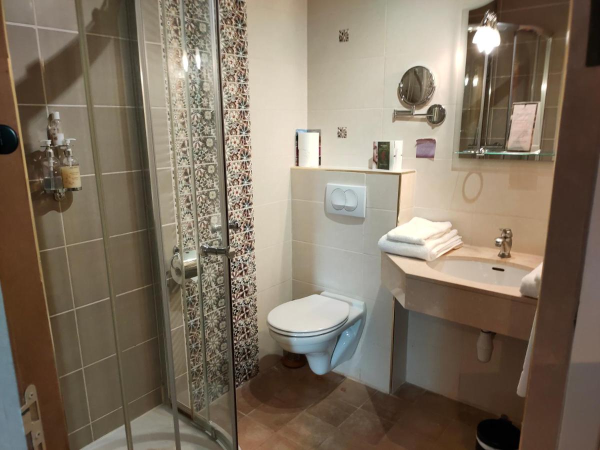 Salle de bains dans l'établissement Demeures & Châteaux Hôtel Domaine le Clos des Fontaines