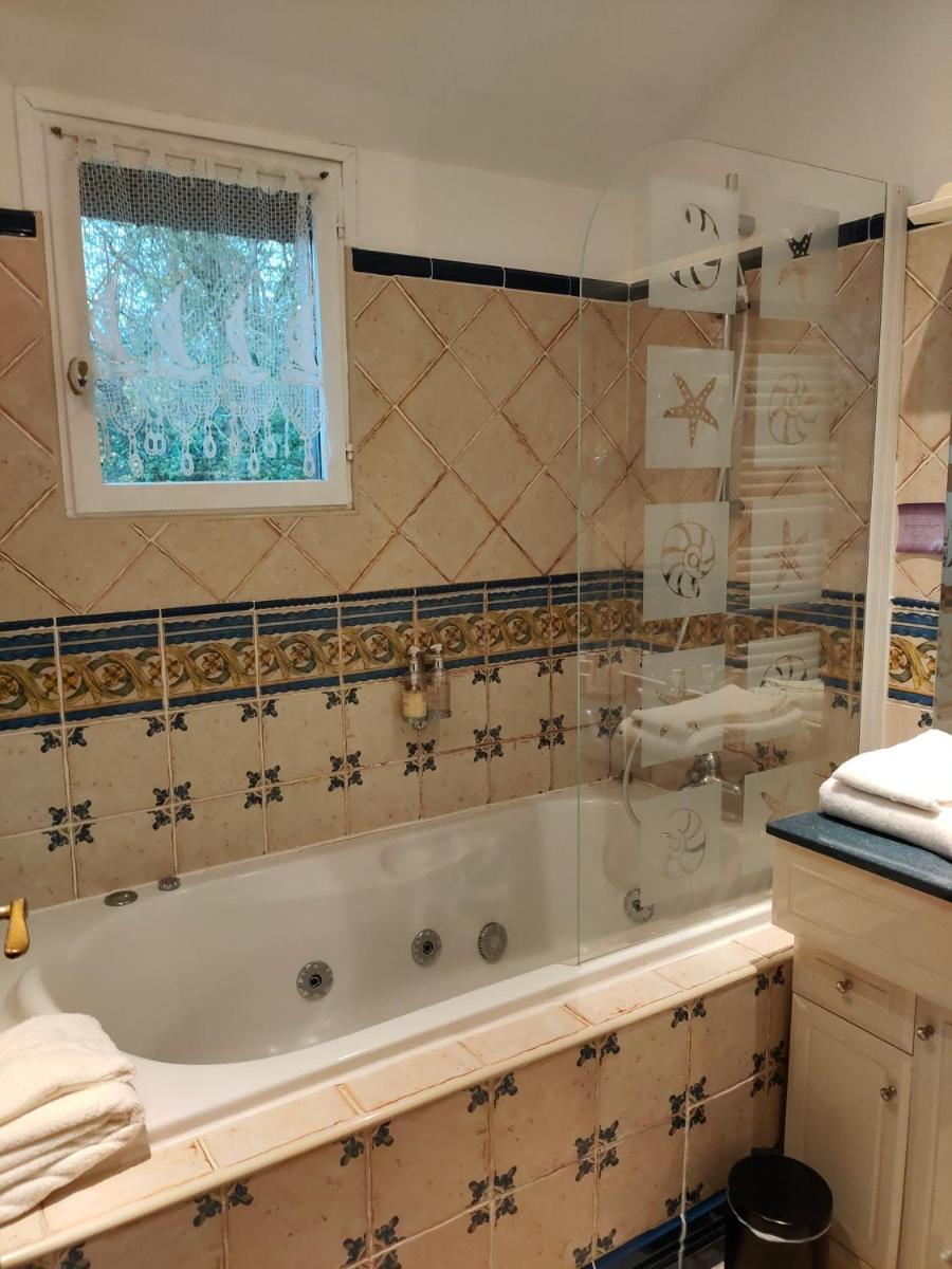 Salle de bains dans l'établissement Demeures & Châteaux Hôtel Domaine le Clos des Fontaines