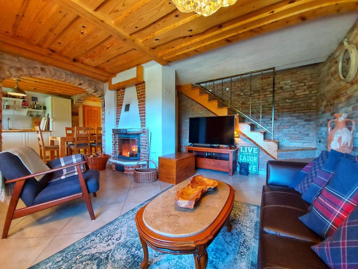 Peter's Pine Cottage - Housity
