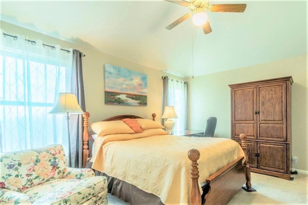 Austin Suburban Home-Hamilton-Entire House - Housity