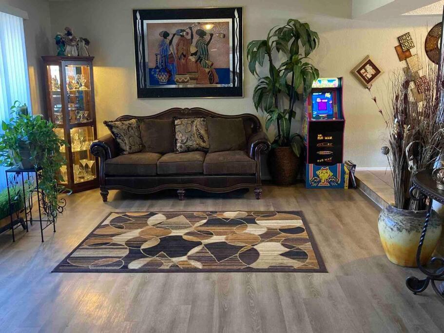 County Meadows Community home with non heated private pool - Housity