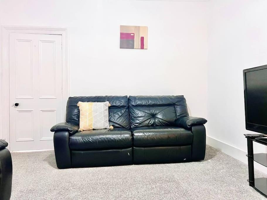 Crown House Two Bedroom Apartment - Housity