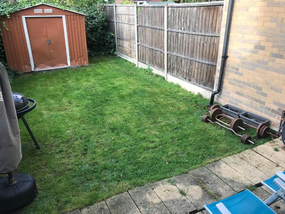 An Away Home with a garden in Royal Docks/Excel - Housity