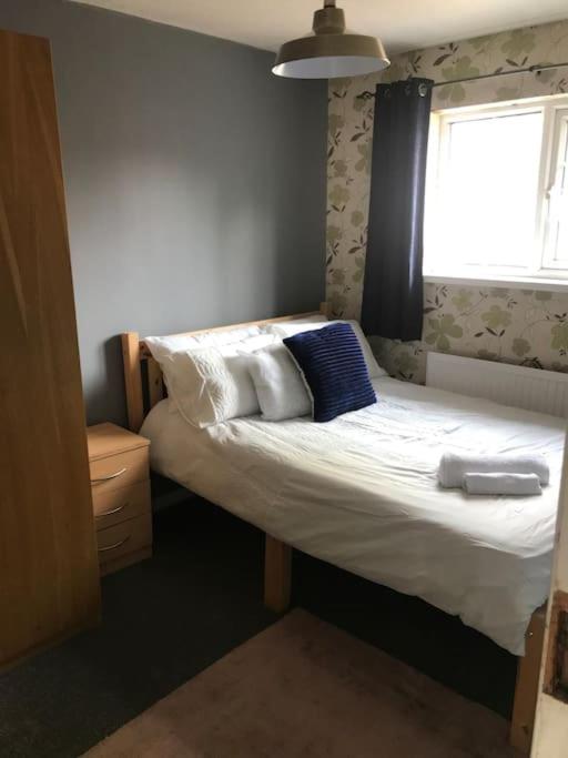 An Away Home with a garden in Royal Docks/Excel - Housity