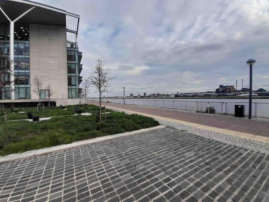 An Away Home with a garden in Royal Docks/Excel - Housity