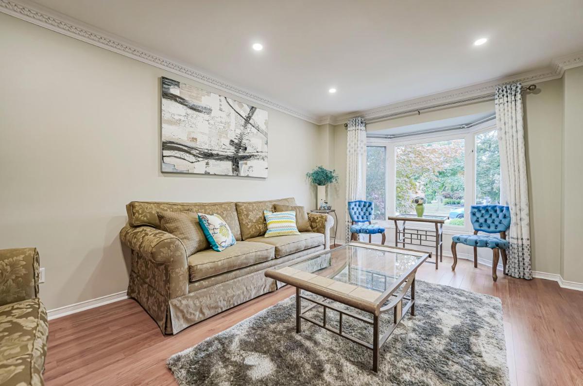 Luxury 4 Bedroom/5 Bathroom Huge Ravine Backyard - Housity