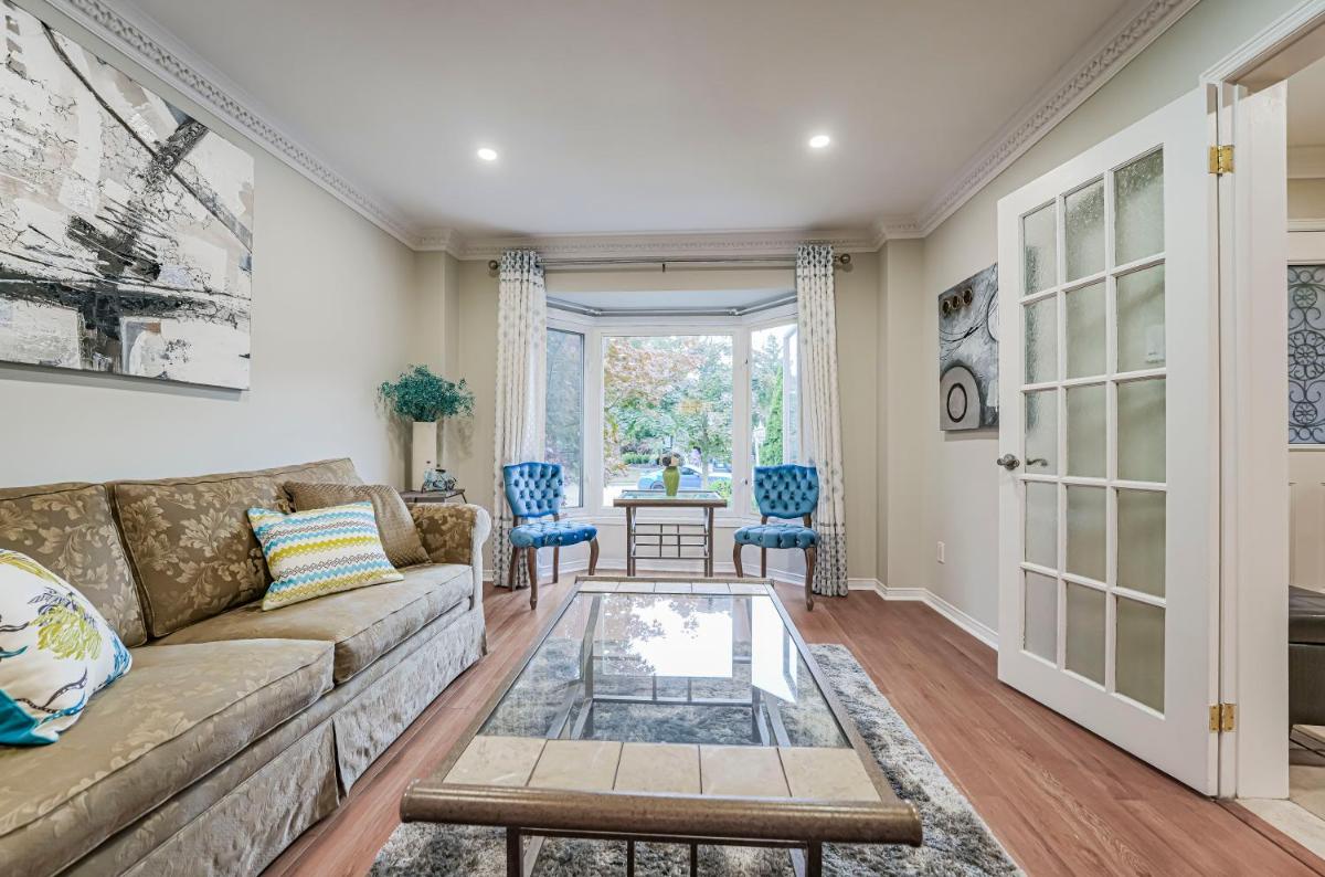 Luxury 4 Bedroom/5 Bathroom Huge Ravine Backyard - Housity