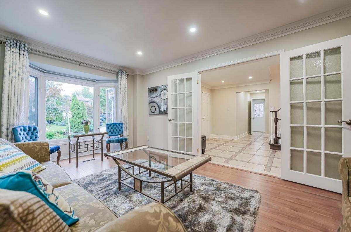 Luxury 4 Bedroom/5 Bathroom Huge Ravine Backyard - Housity