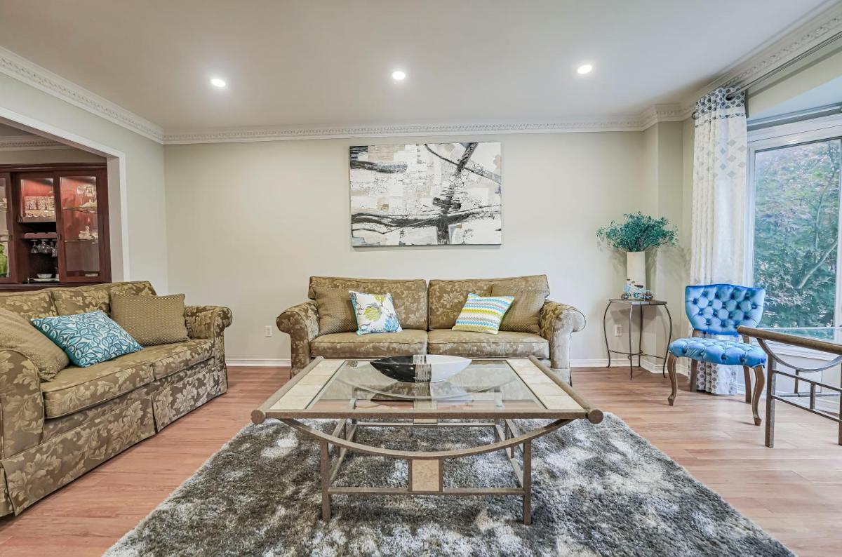 Luxury 4 Bedroom/5 Bathroom Huge Ravine Backyard - Housity