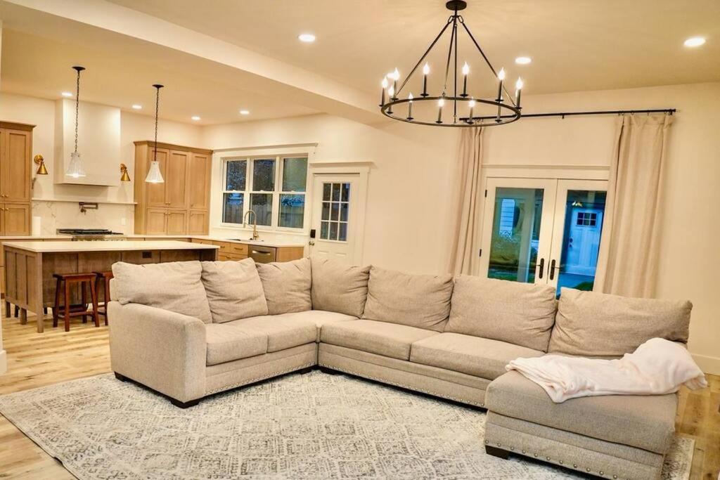 Historic Fletcherplace sleeps 12 Indy downtown - Housity