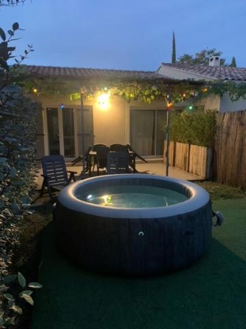 Gîte en Provence, jardin privatif avec jacuzzi - Housity