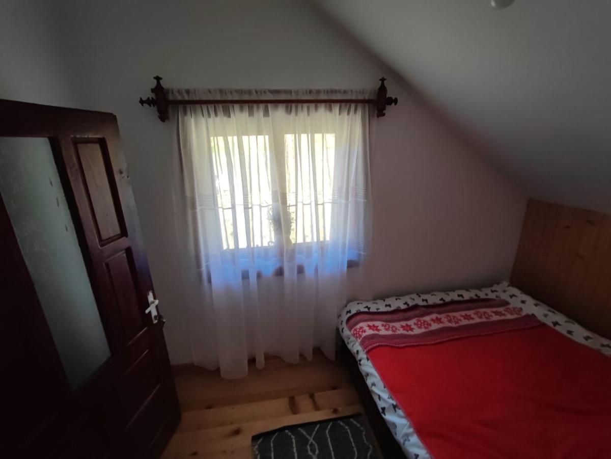 Pe-un Picior de Plai - Housity