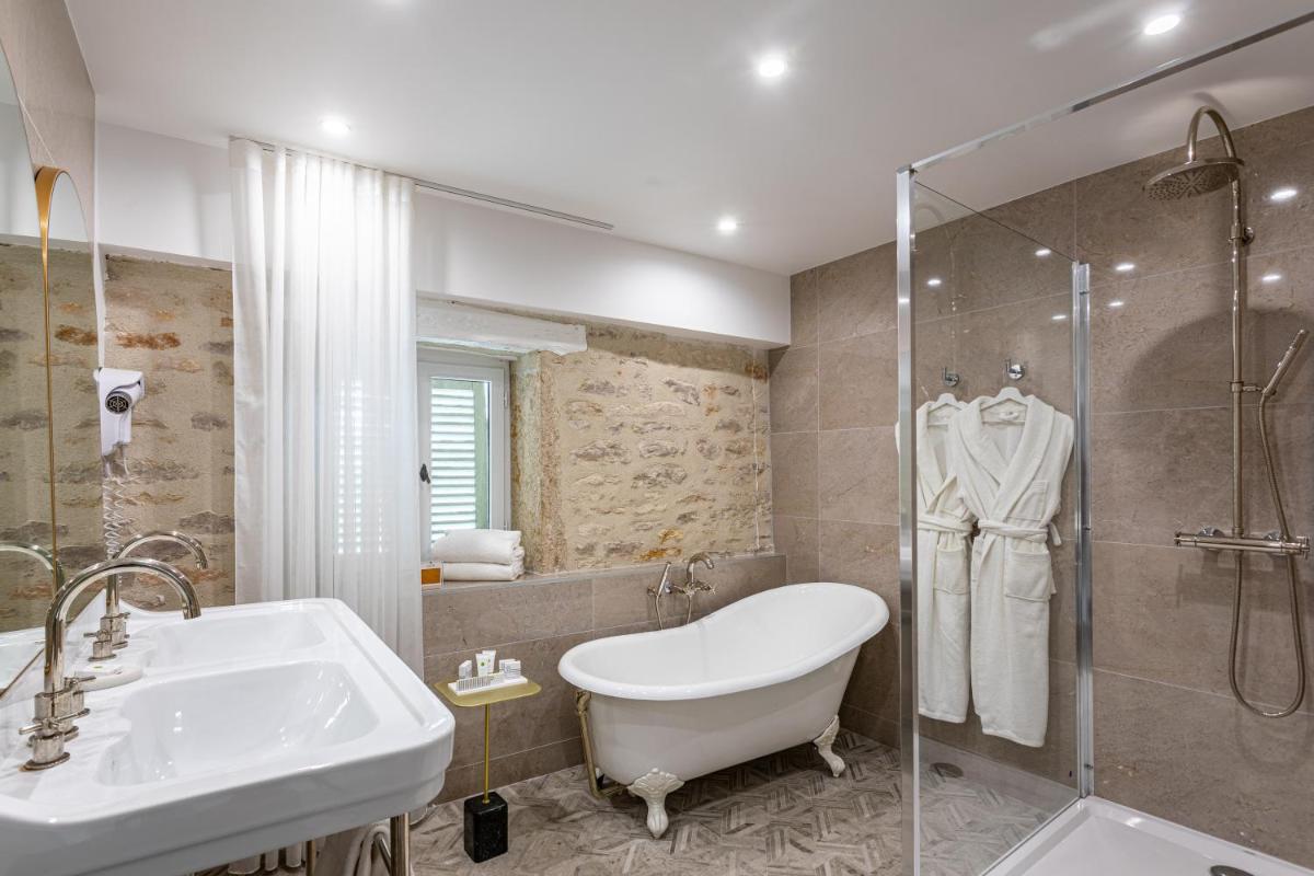 Castel de Très Girard - Hotel & Restaurant - Teritoria - Housity