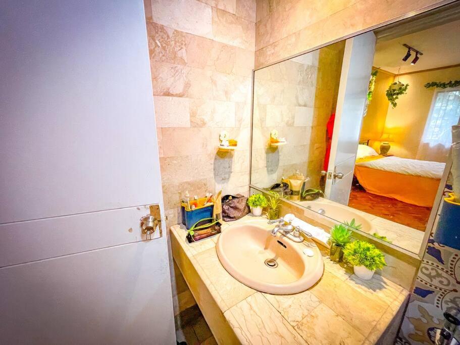Spacious Villa in Tagaytay with View & Garden - Housity