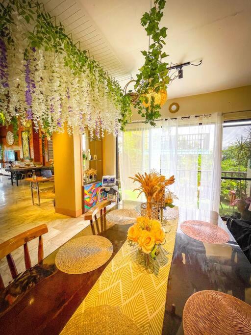 Spacious Villa in Tagaytay with View & Garden - Housity