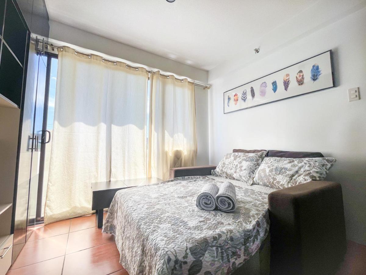 Suitetrails - Modern 2BR Condo Near SM with Free Parking Pool WIFI and Netflix