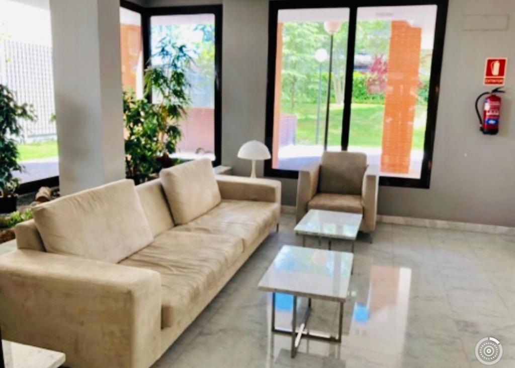Suites Madrid Belfast 13 Ifema AirPort - Housity