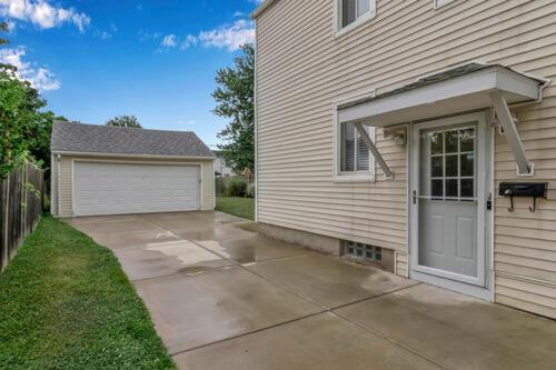 Entire 4 Bedroom 2 Bathroom House with Free Driveway Parking in North Buffalo - Housity