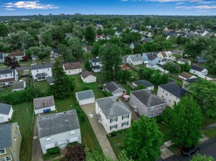 Entire 4 Bedroom 2 Bathroom House with Free Driveway Parking in North Buffalo - Housity