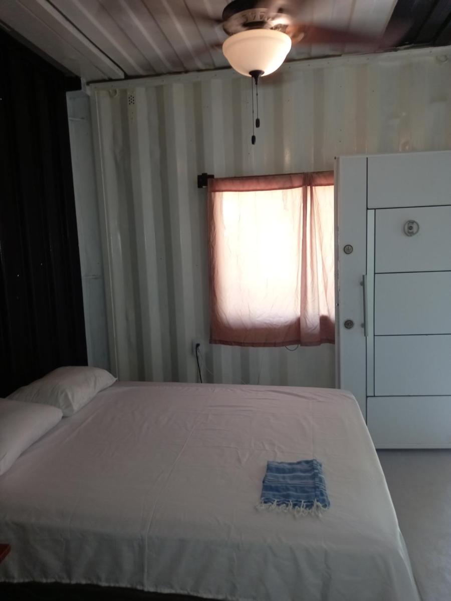 Roatan Hotel - Housity
