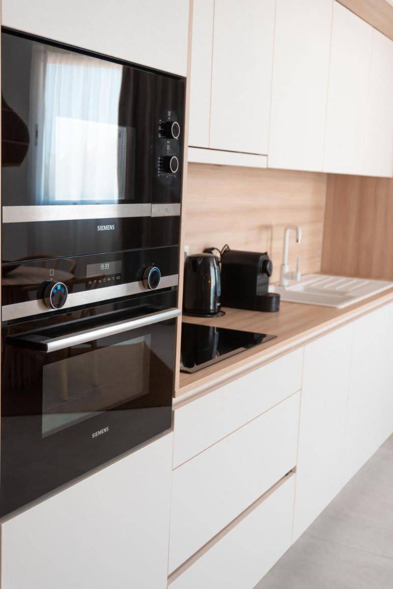 Una cocina o zona de cocina en Portomar Apartments - 4-Star Superior Hotel