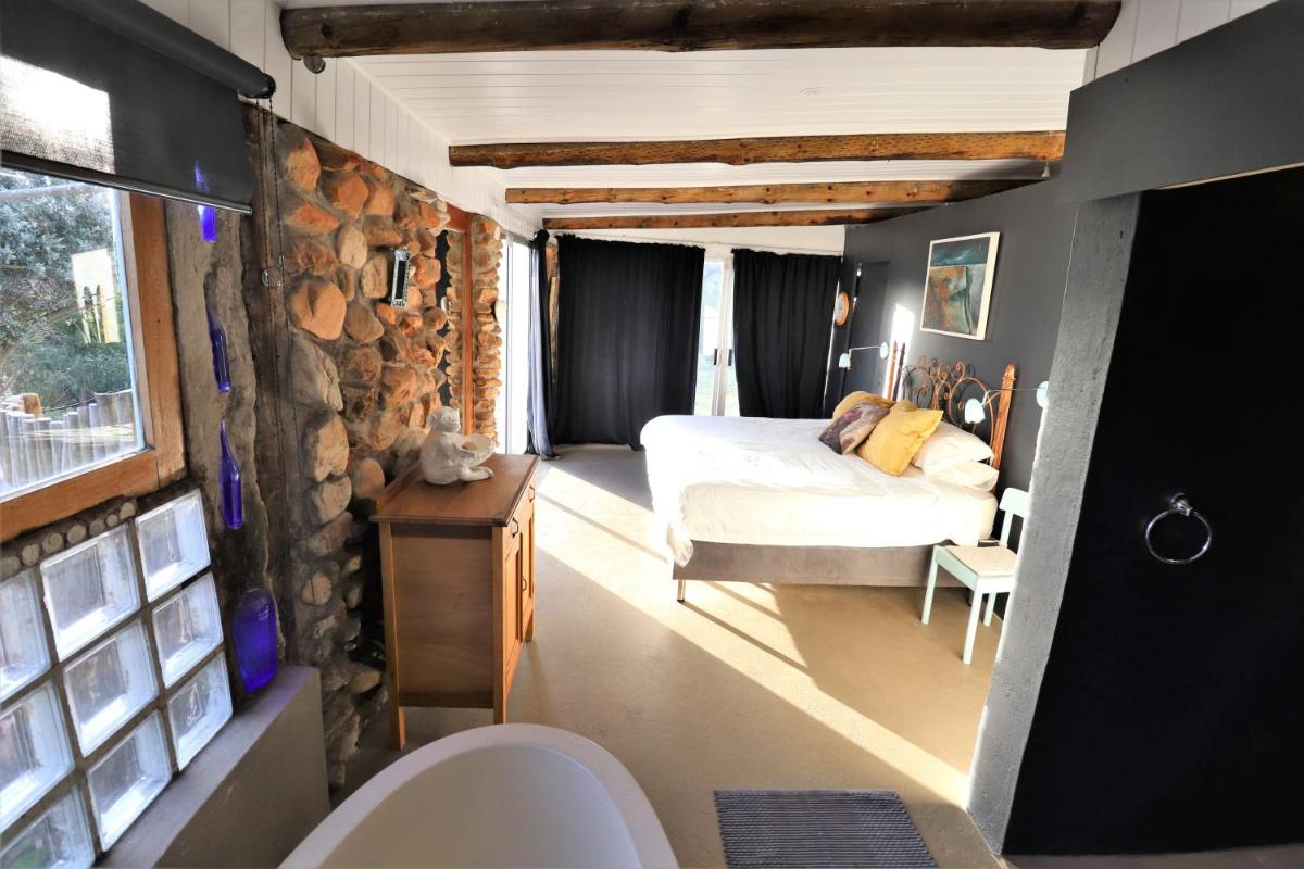 Suitetrails - The Riverstone - Romantic Hideaway by the River - loadshedding free!
