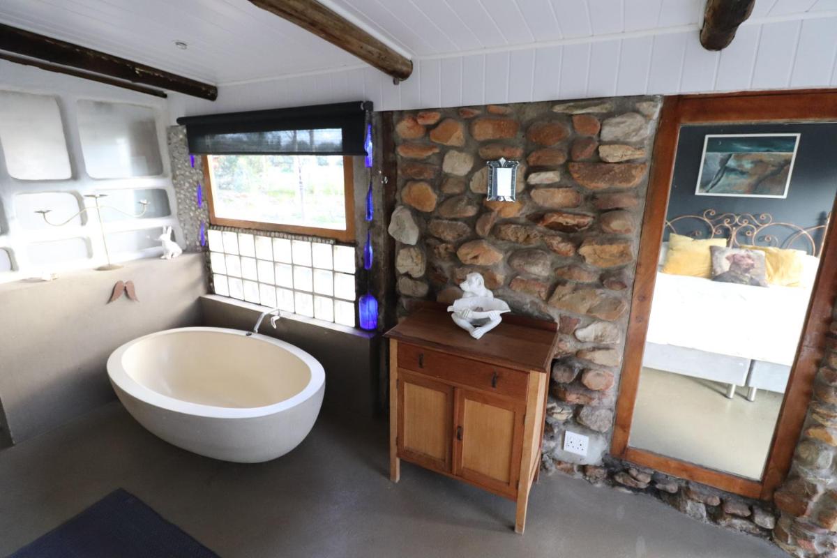 Suitetrails - The Riverstone - Romantic Hideaway by the River - loadshedding free!