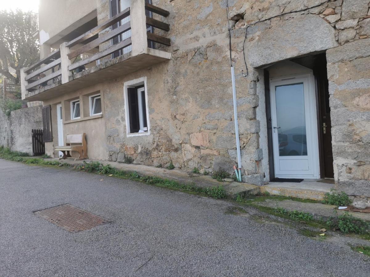 Suitetrails - Studio 30m2, 7 mn de la plage, au cœur de Calcatoggio.