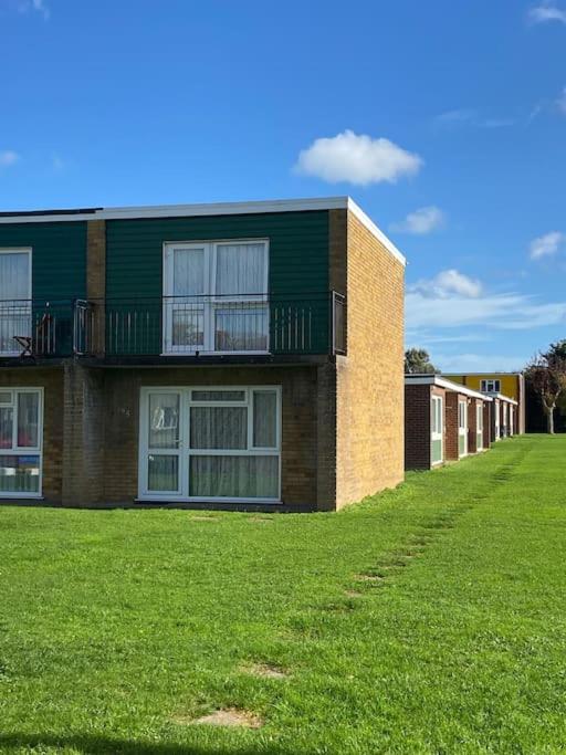 3 Bedroom House With Balcony Close To Beach - Housity