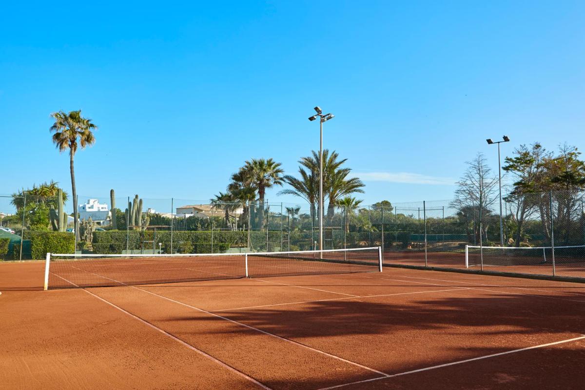 Instalaciones para jugar a tenis o squash en Universal Grand León & Spa o alrededores