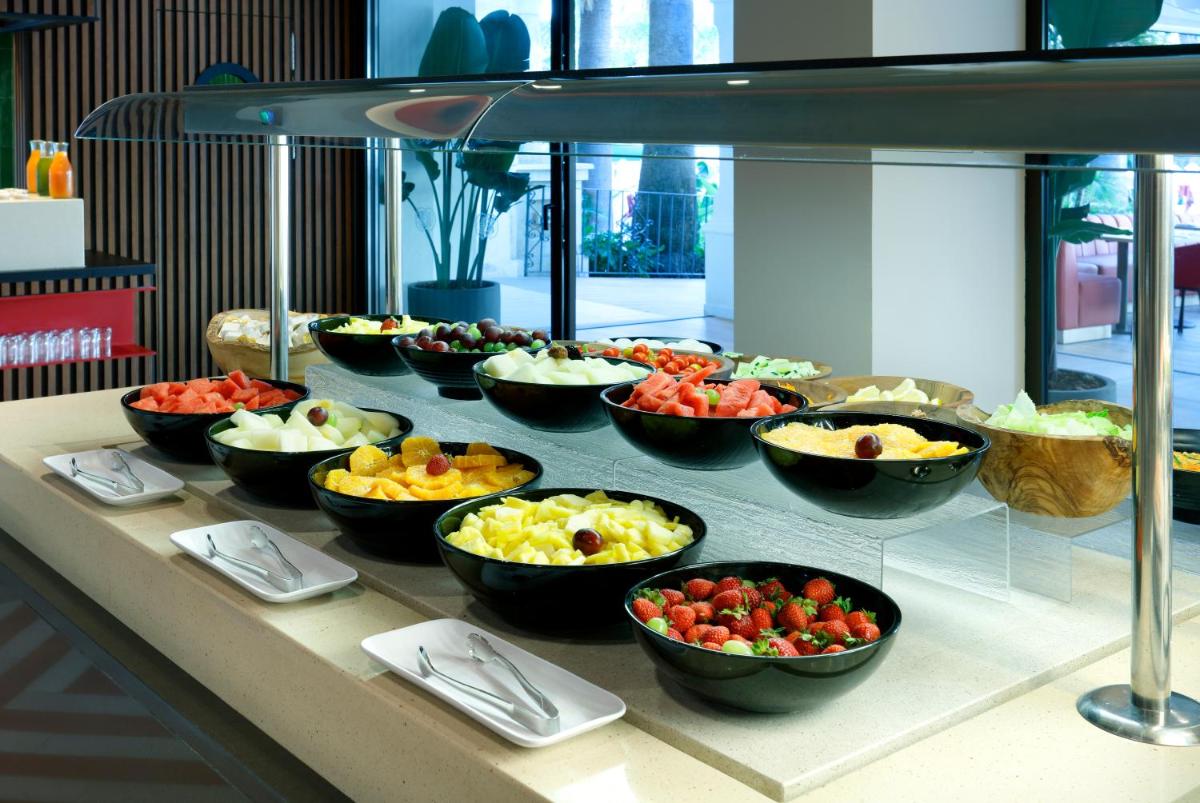 Comida en o cerca de este hotel