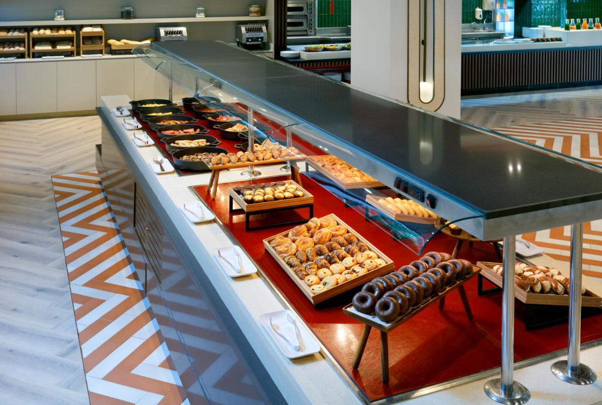 Comida en o cerca de este hotel