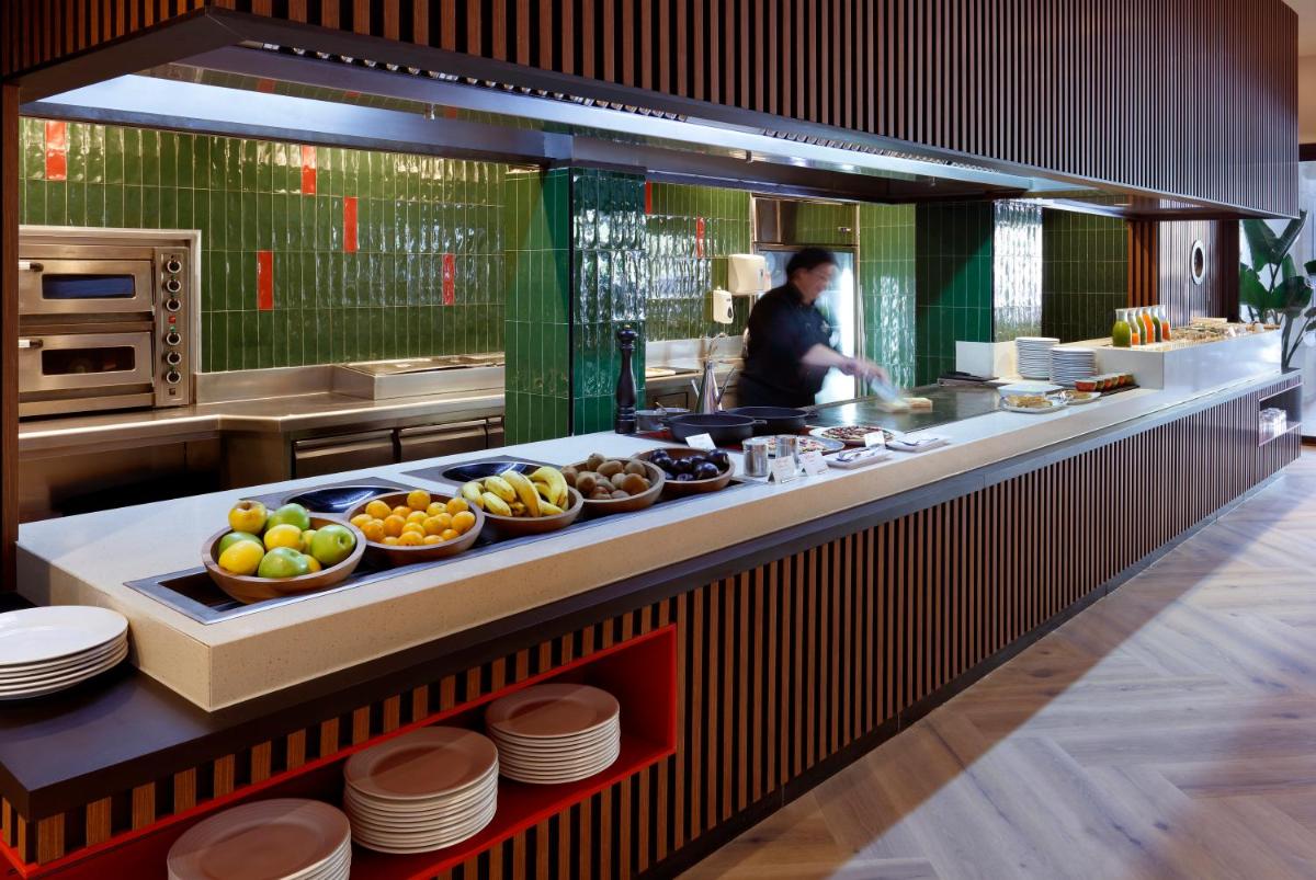 Comida en o cerca de este hotel
