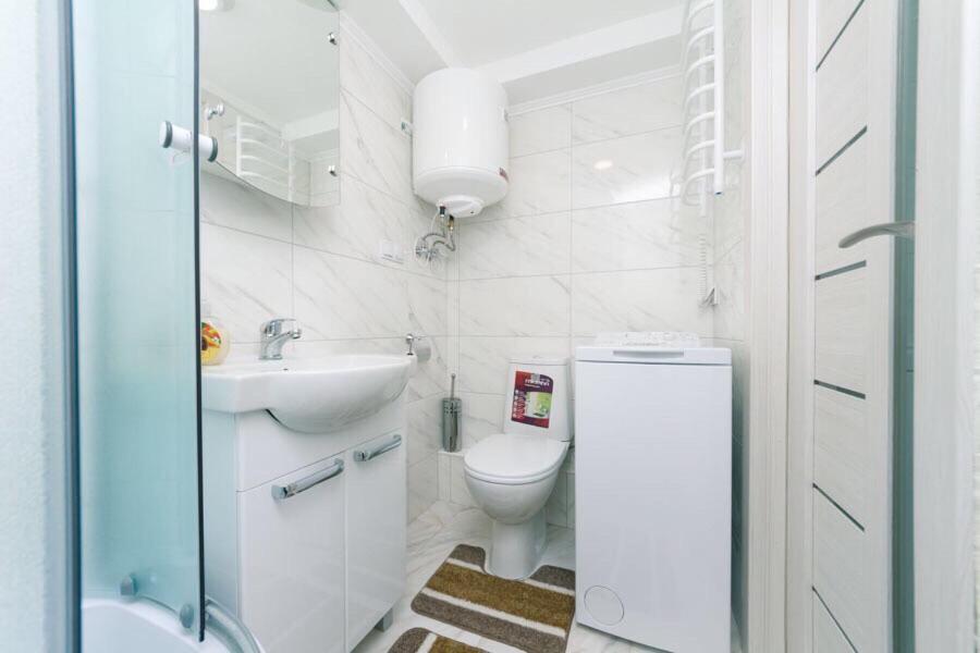 Studiia na Beresteiskoi - Housity